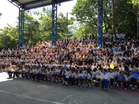 Alumnos de primaria observando obra de teatro